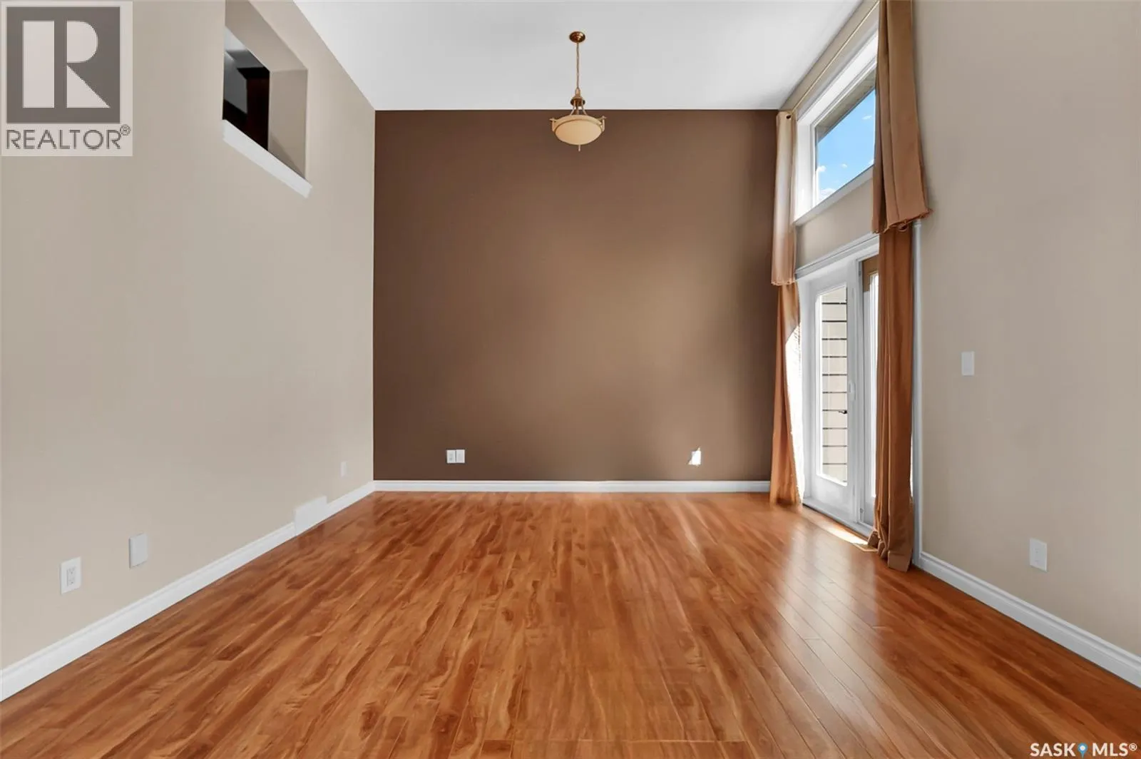 401 212 Willis CRESCENT