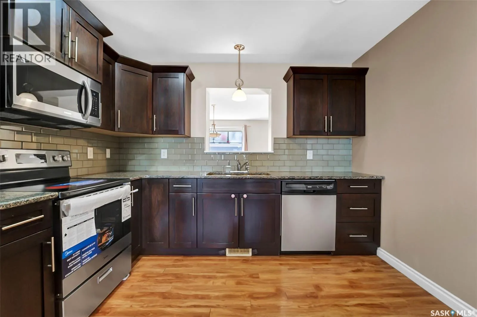 401 212 Willis CRESCENT