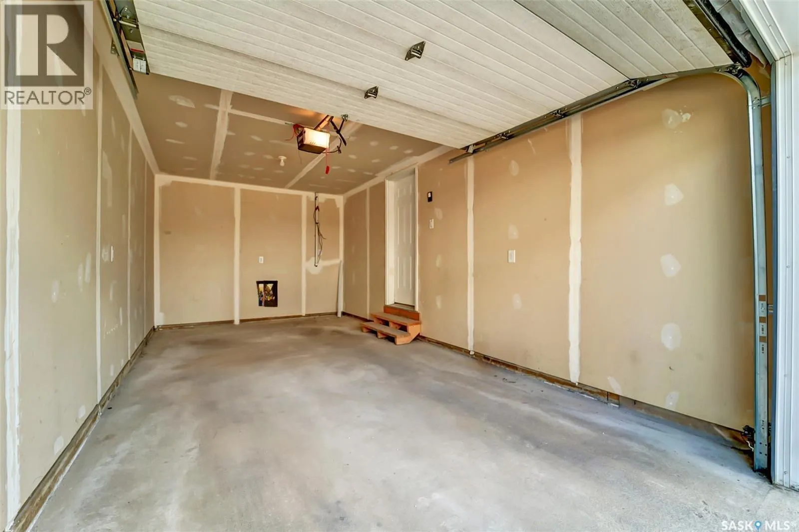 401 212 Willis CRESCENT