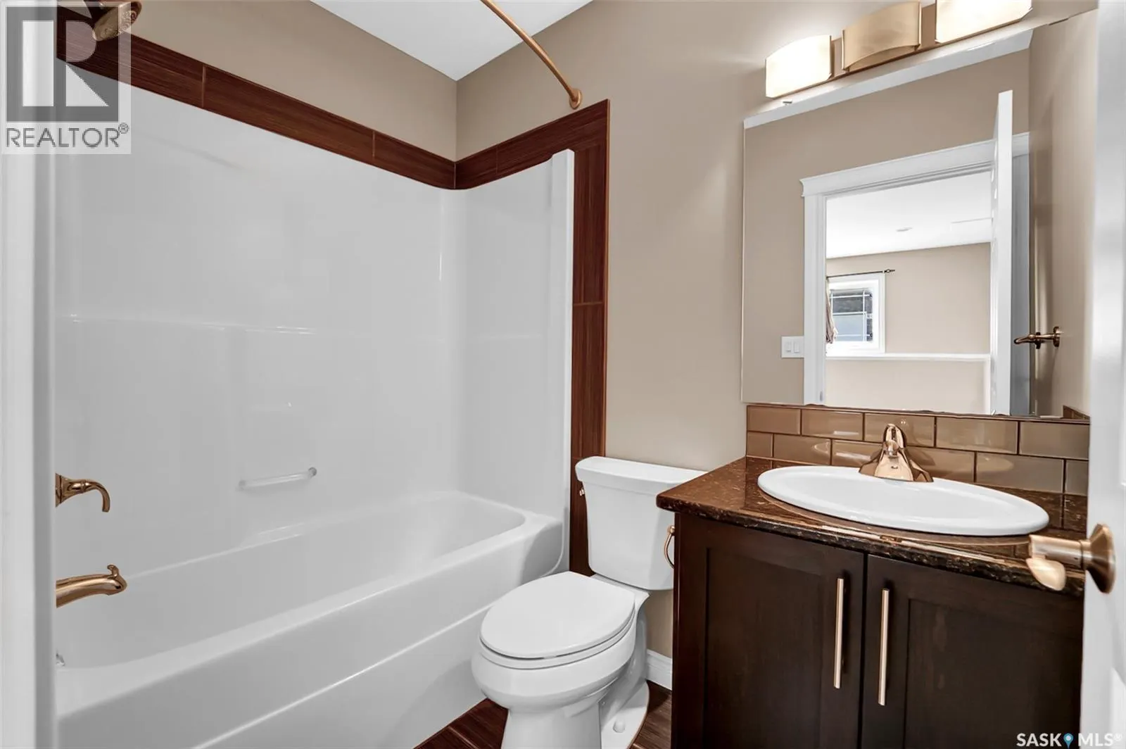 401 212 Willis CRESCENT