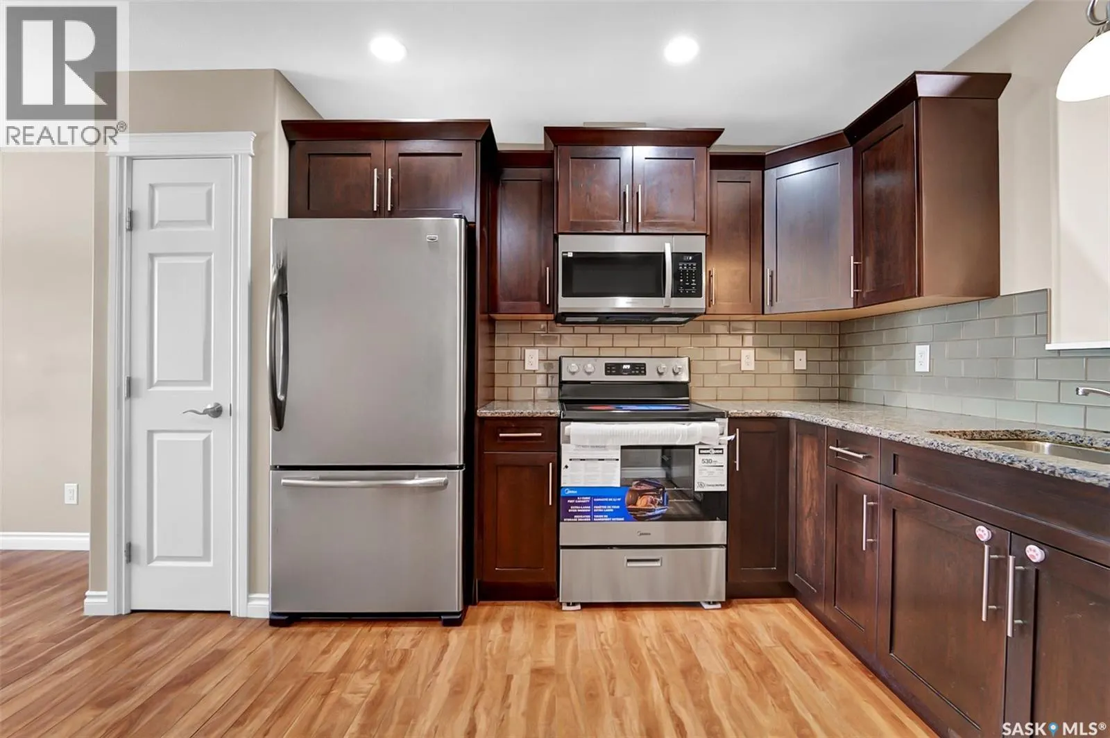 401 212 Willis CRESCENT