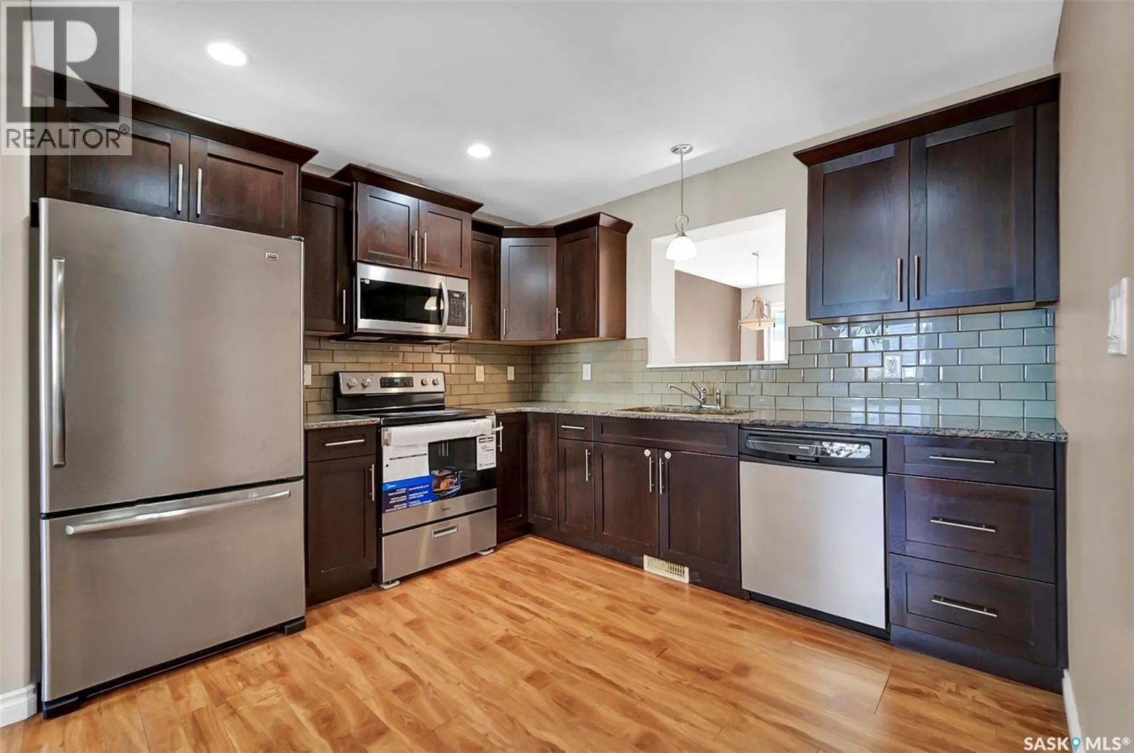 401 212 Willis CRESCENT
