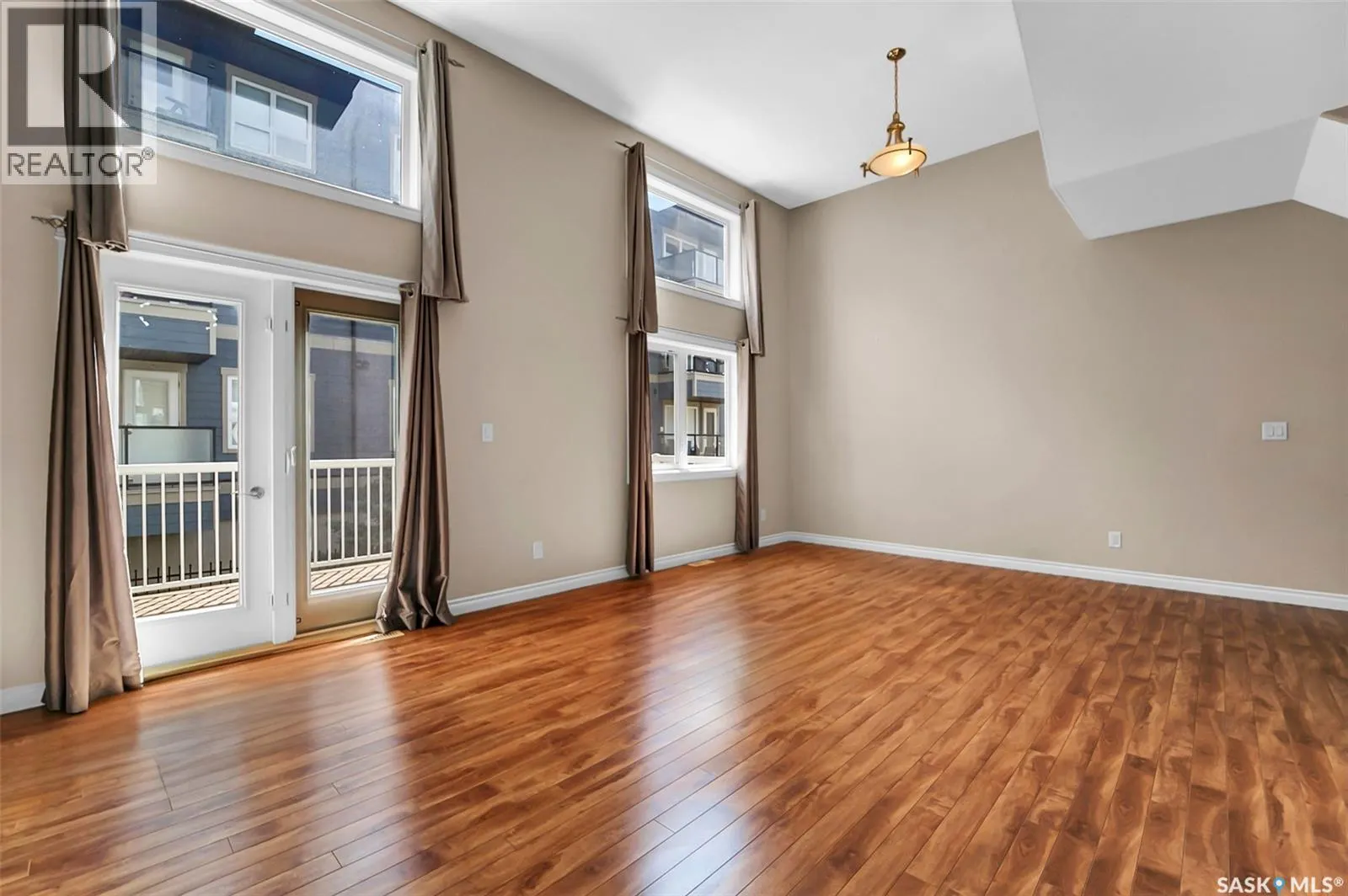 401 212 Willis CRESCENT