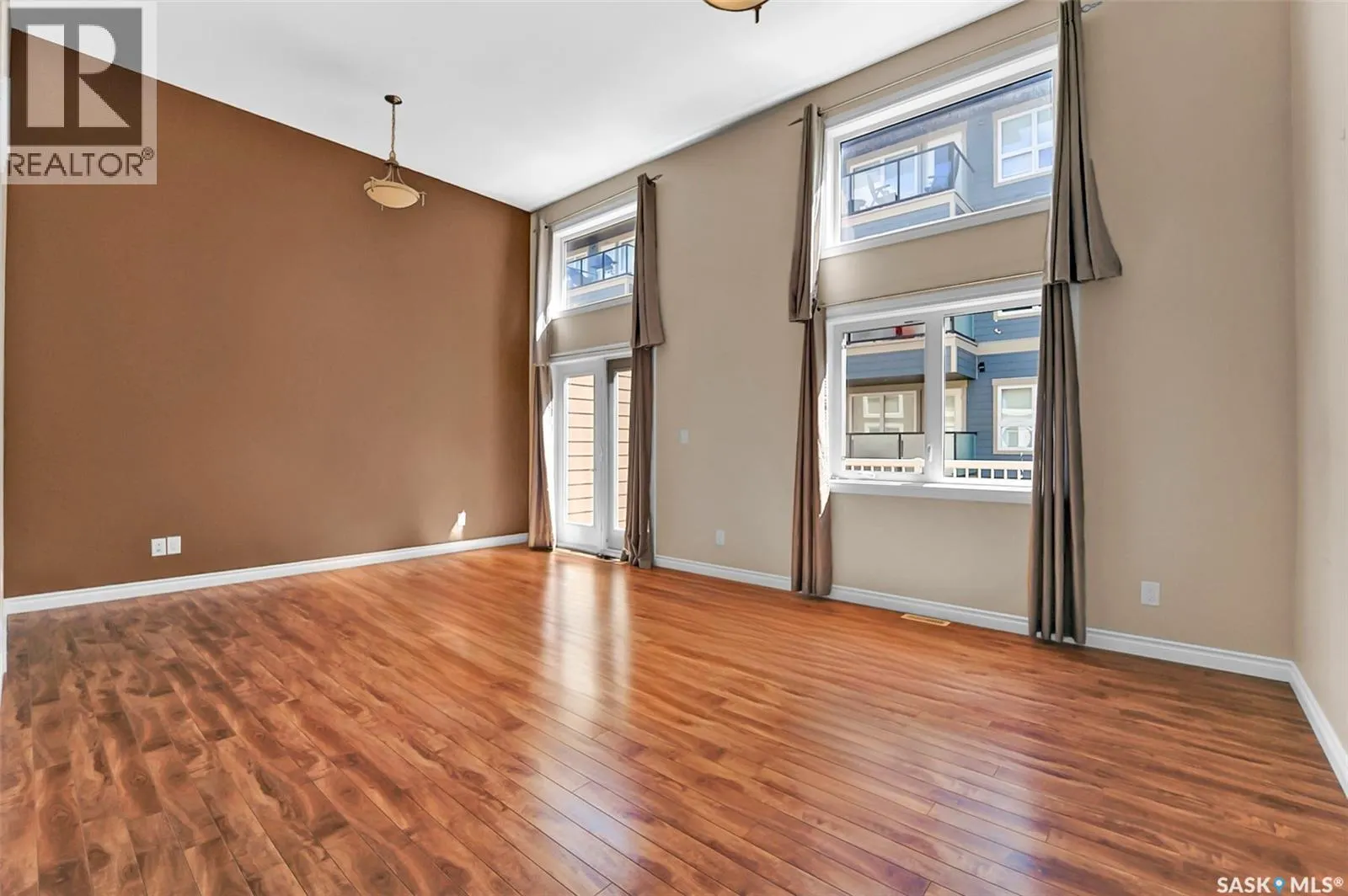 401 212 Willis CRESCENT