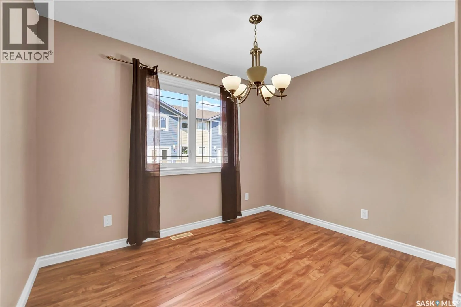 401 212 Willis CRESCENT