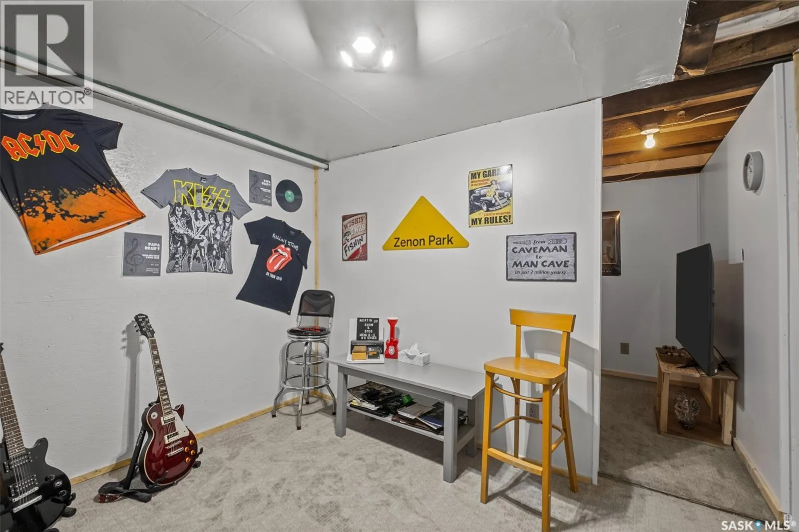 469 8th STREET E