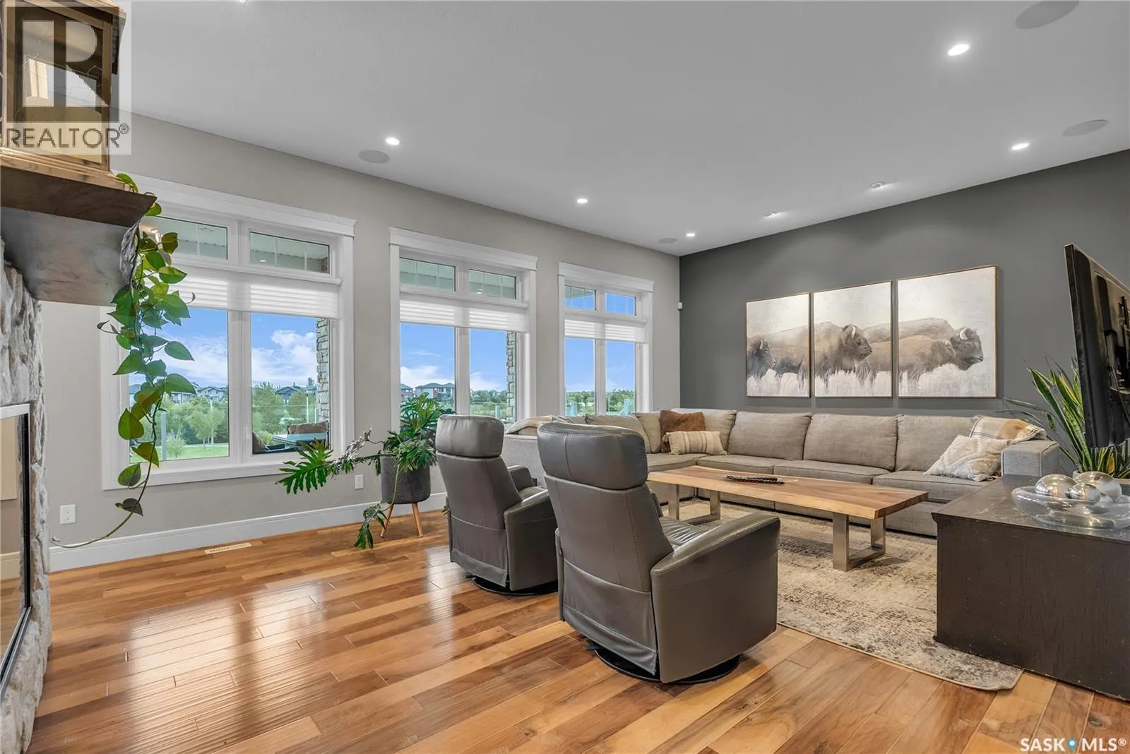 250 Whalley CRESCENT