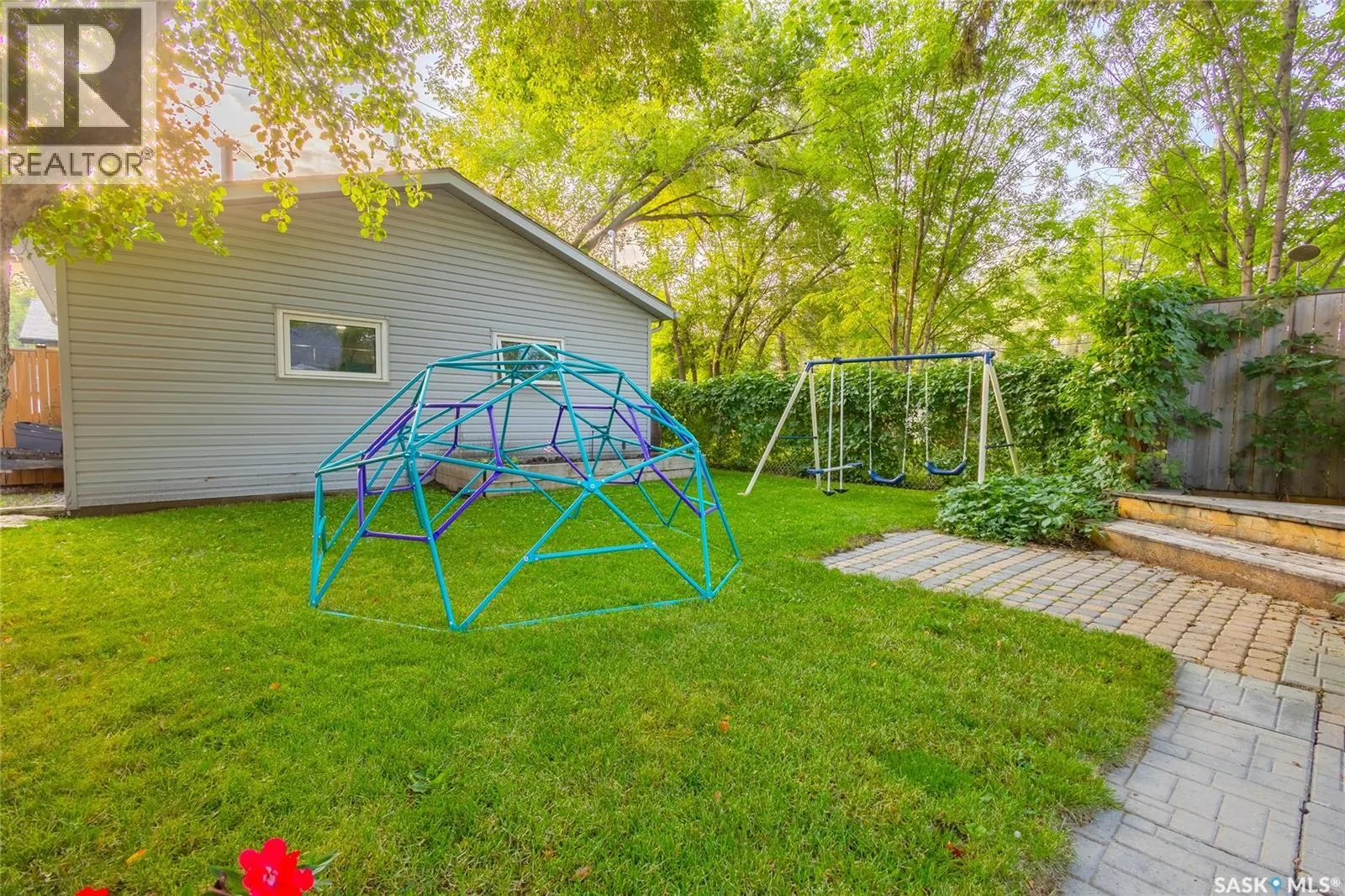 2807 Clarence AVENUE S
