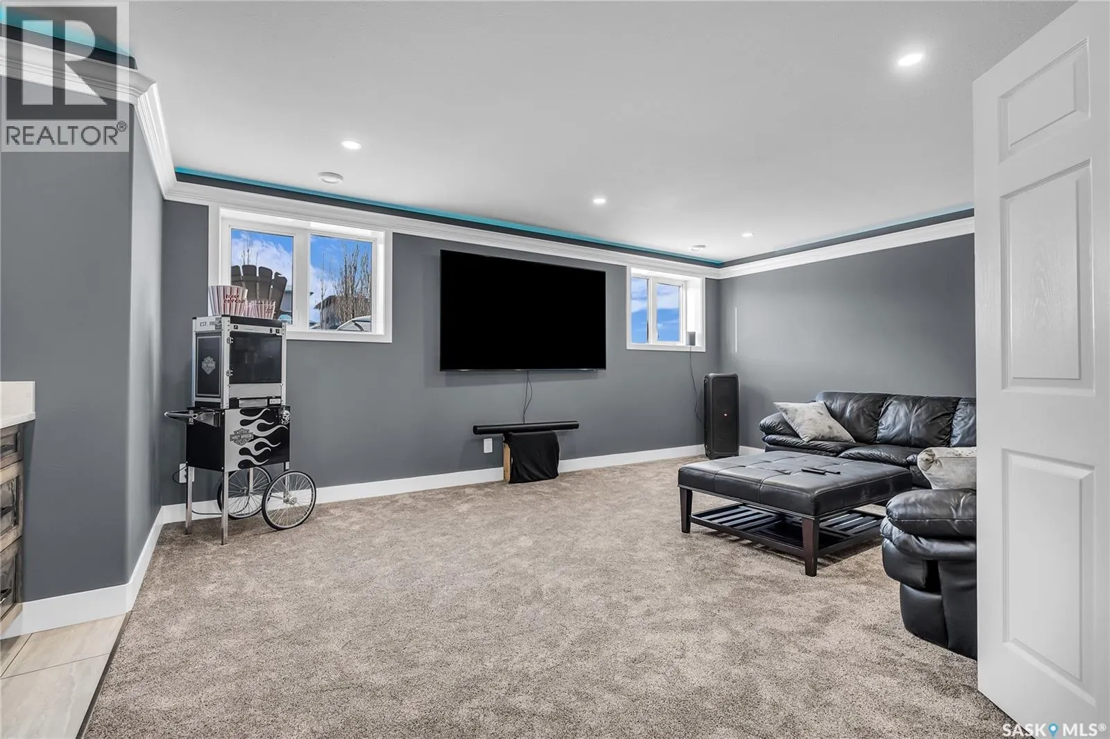 8 Loewen COURT