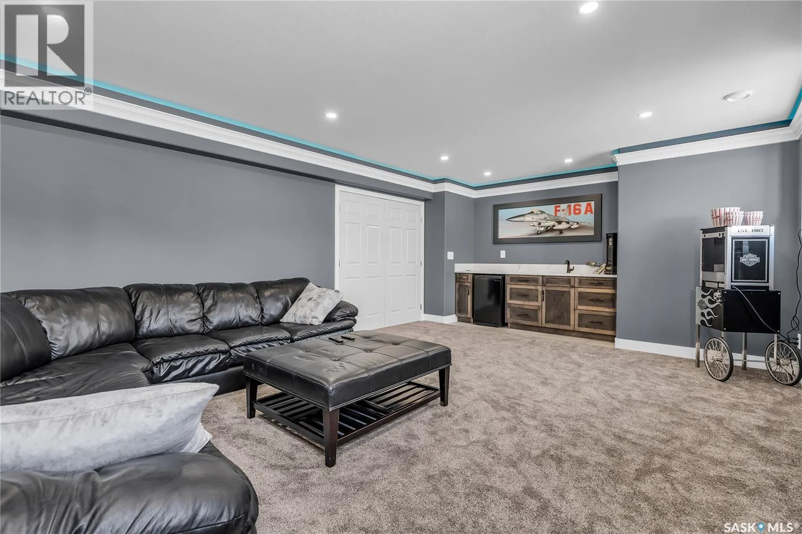 8 Loewen COURT