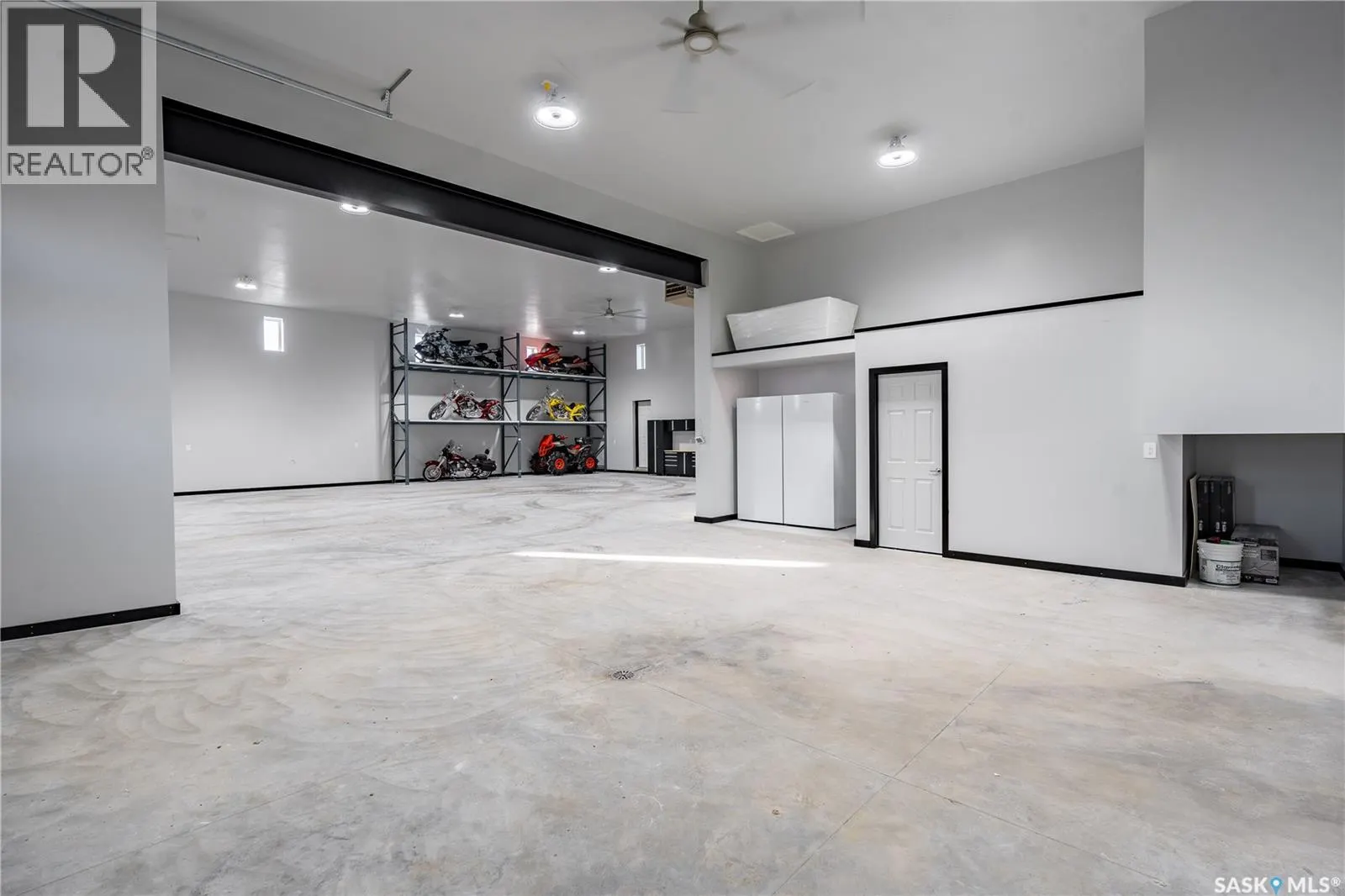 8 Loewen COURT