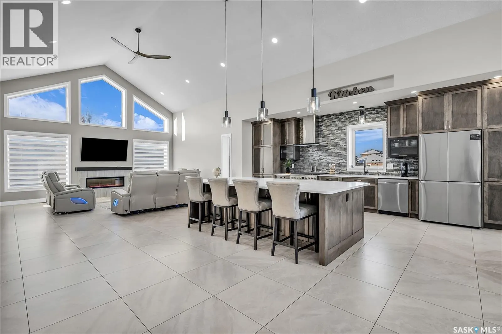 8 Loewen COURT