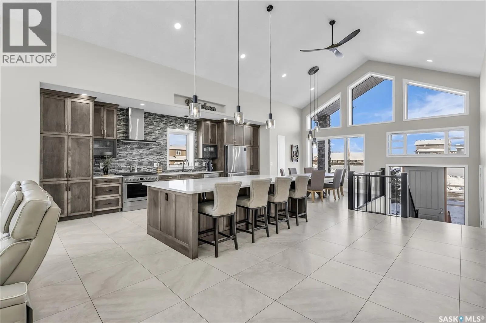 8 Loewen COURT