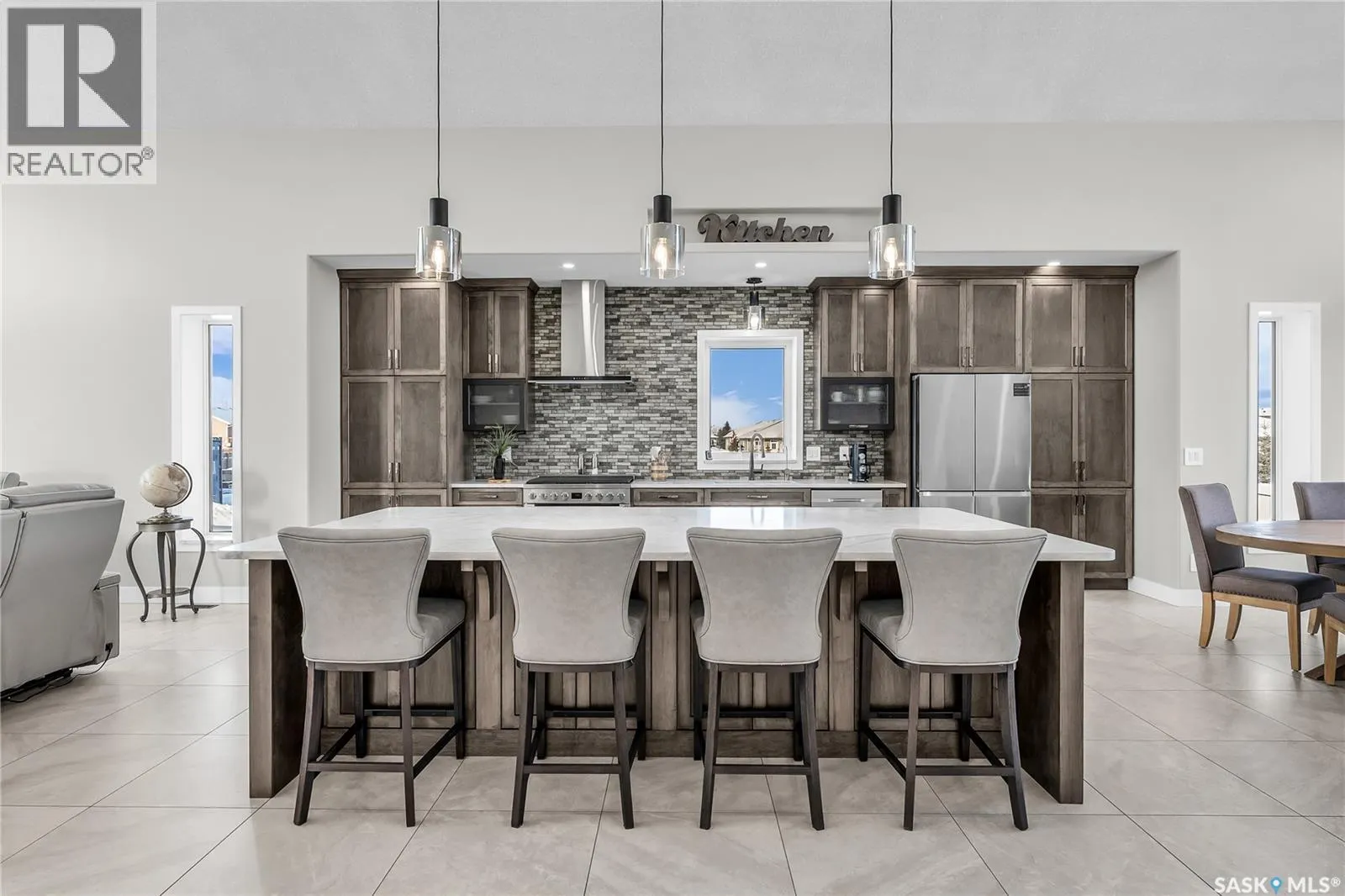 8 Loewen COURT