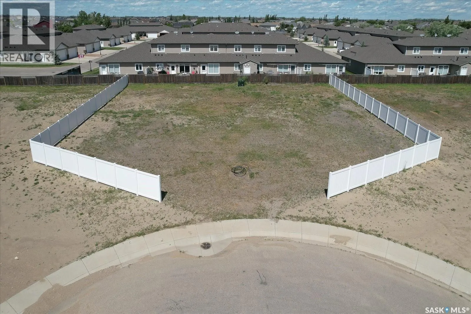 8 Loewen COURT