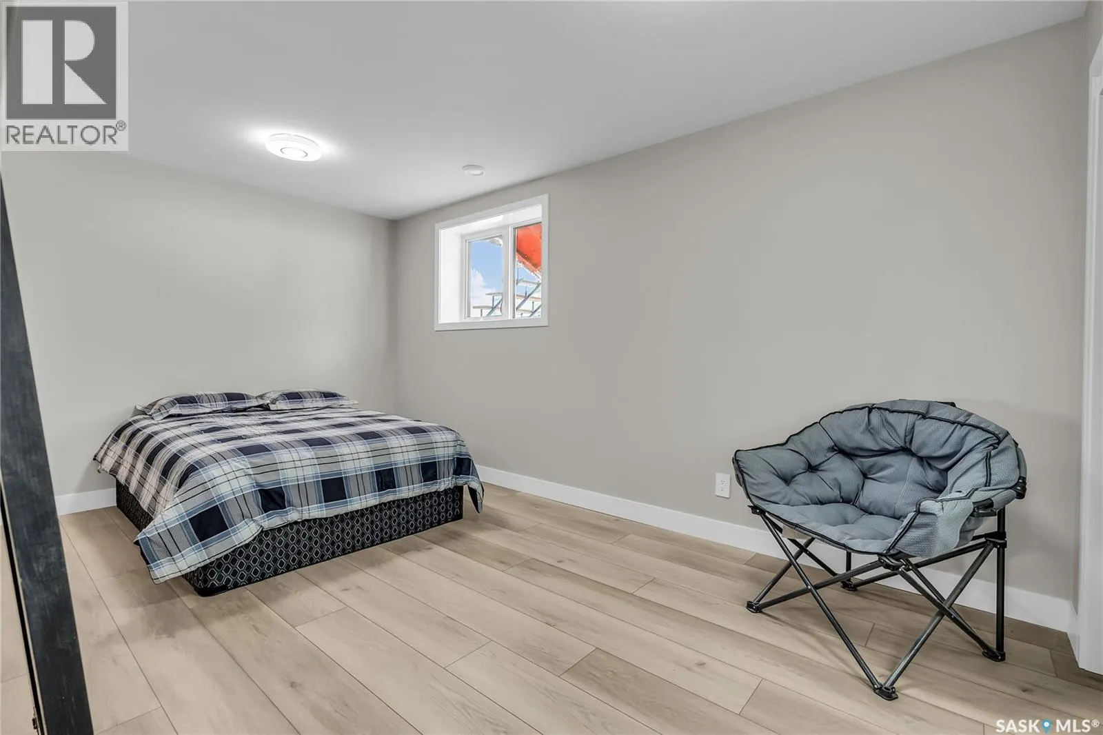 8 Loewen COURT