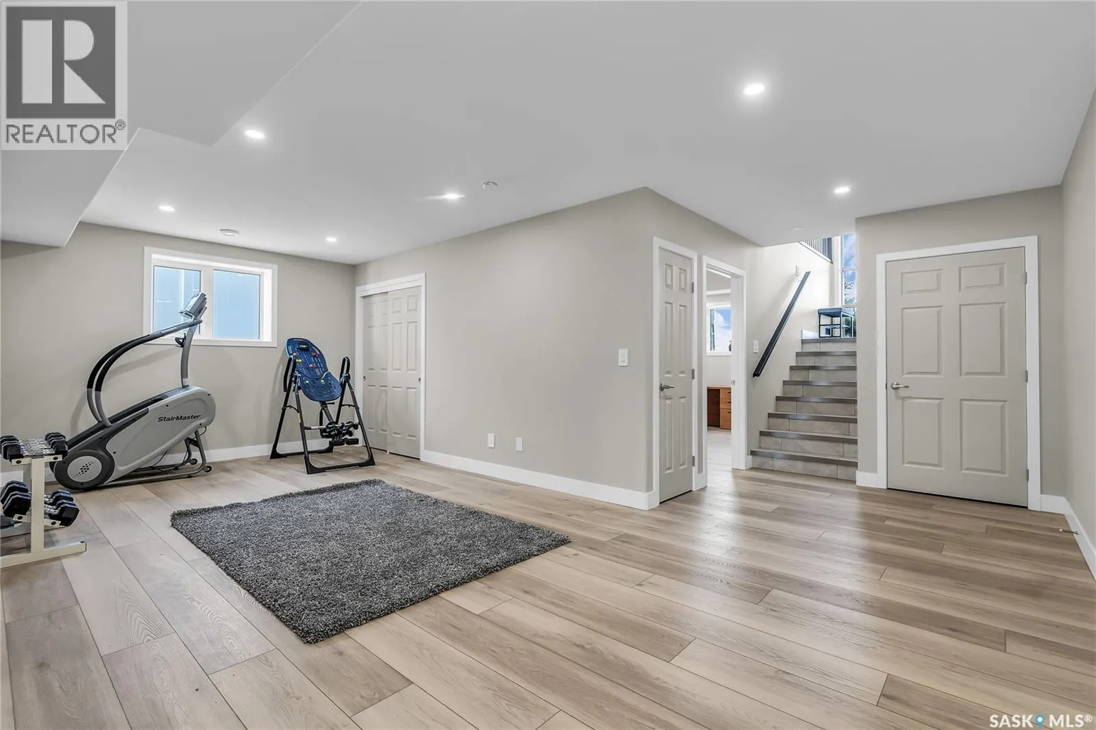 8 Loewen COURT
