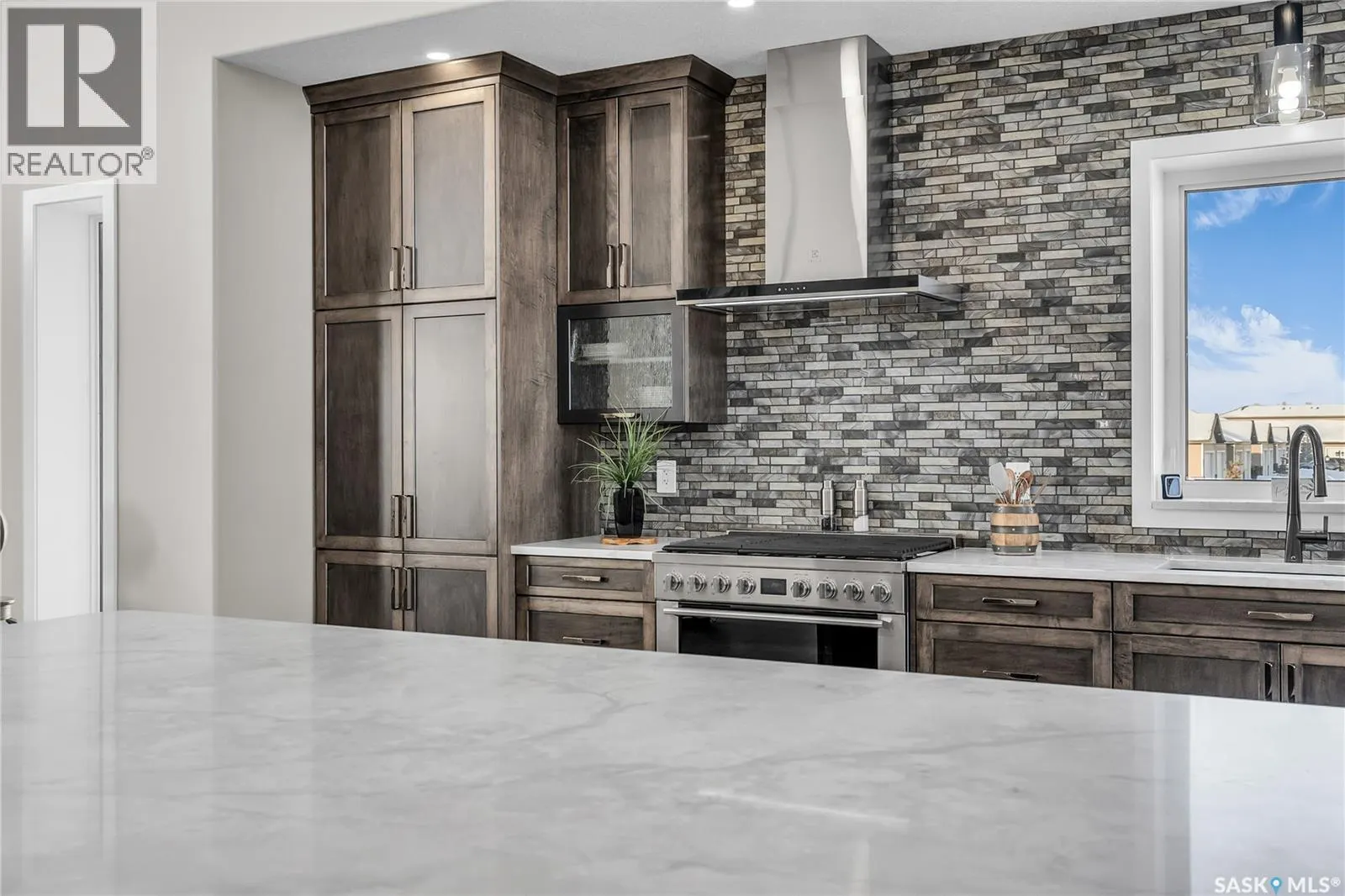 8 Loewen COURT