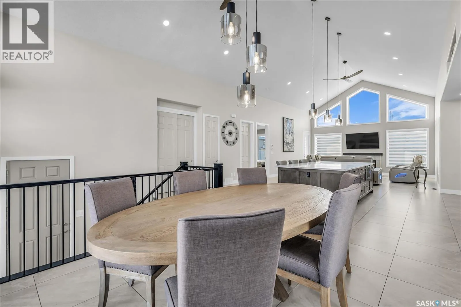 8 Loewen COURT