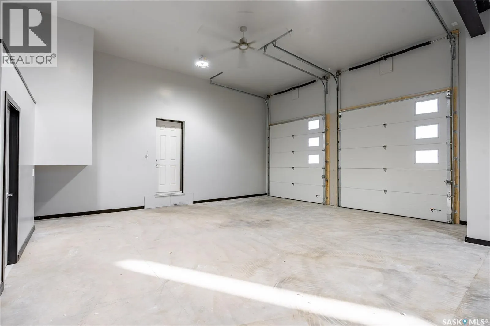 8 Loewen COURT