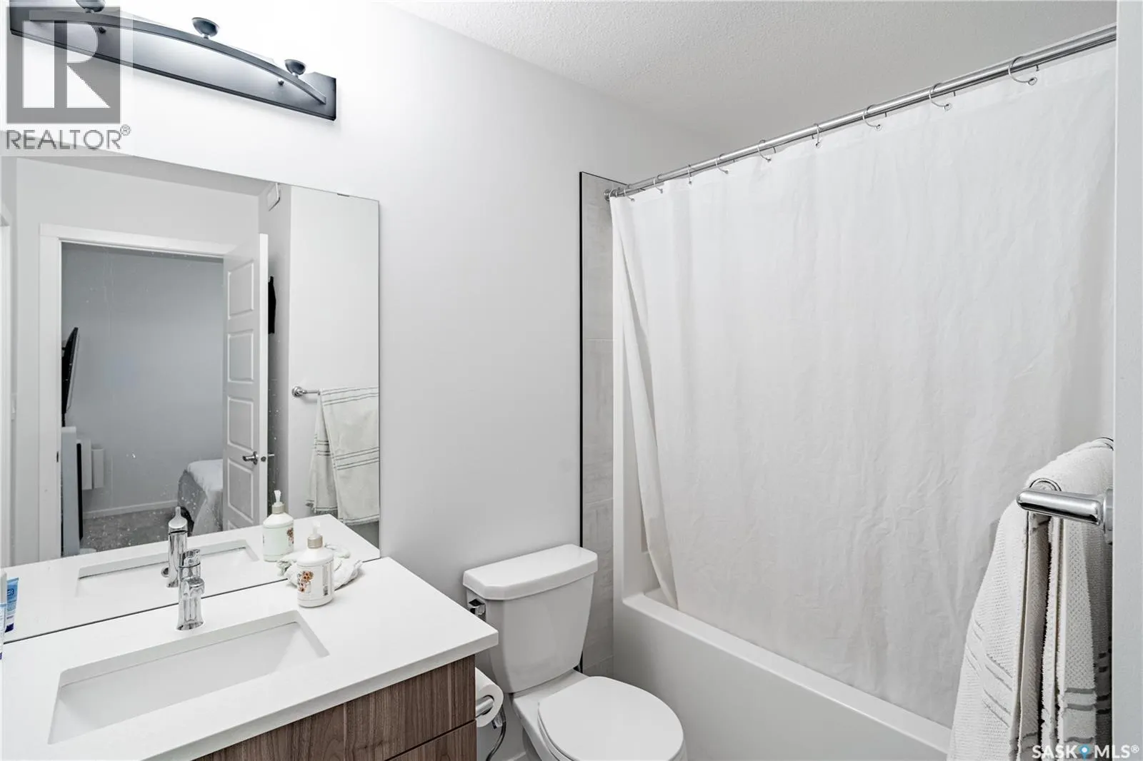 3108 Crosbie CRESCENT