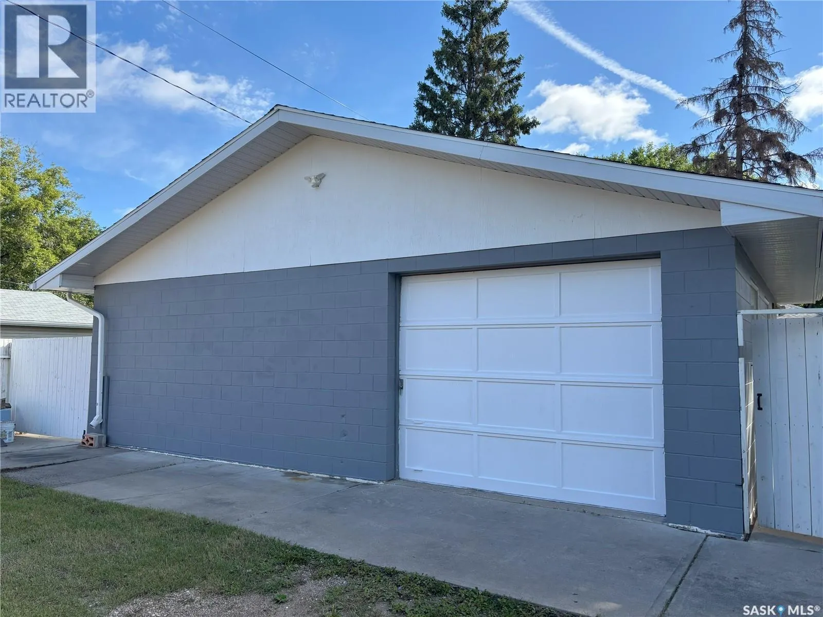 1626 GROSVENOR AVENUE