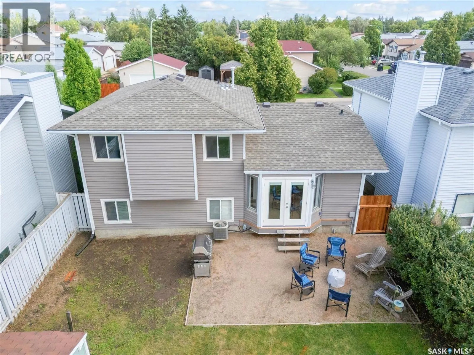 215 Carter CRESCENT