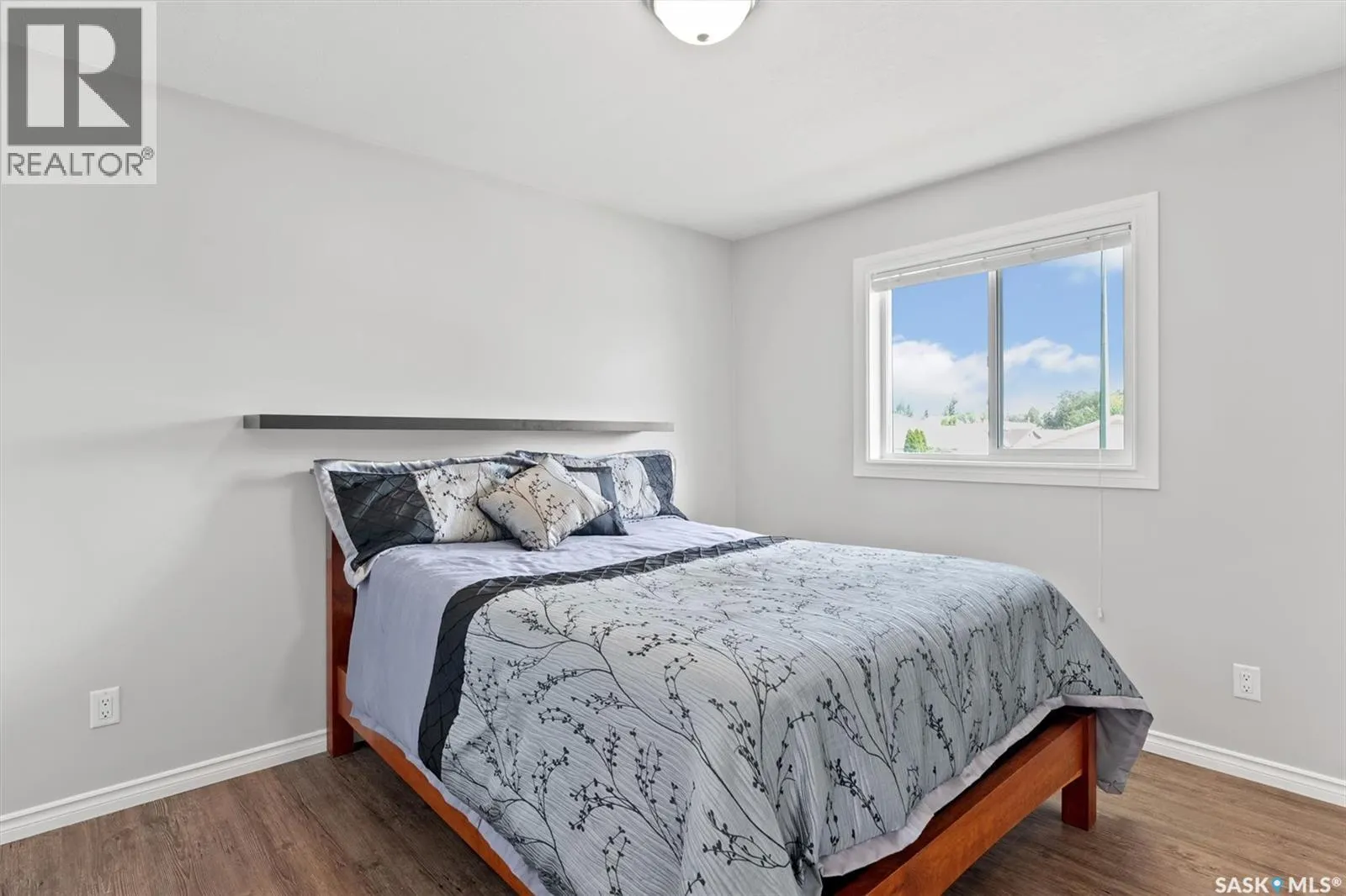 215 Carter CRESCENT