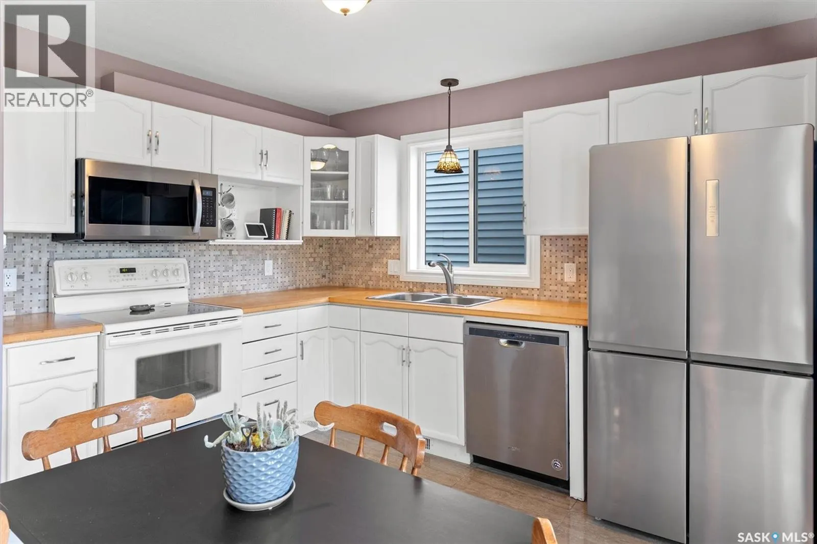 215 Carter CRESCENT