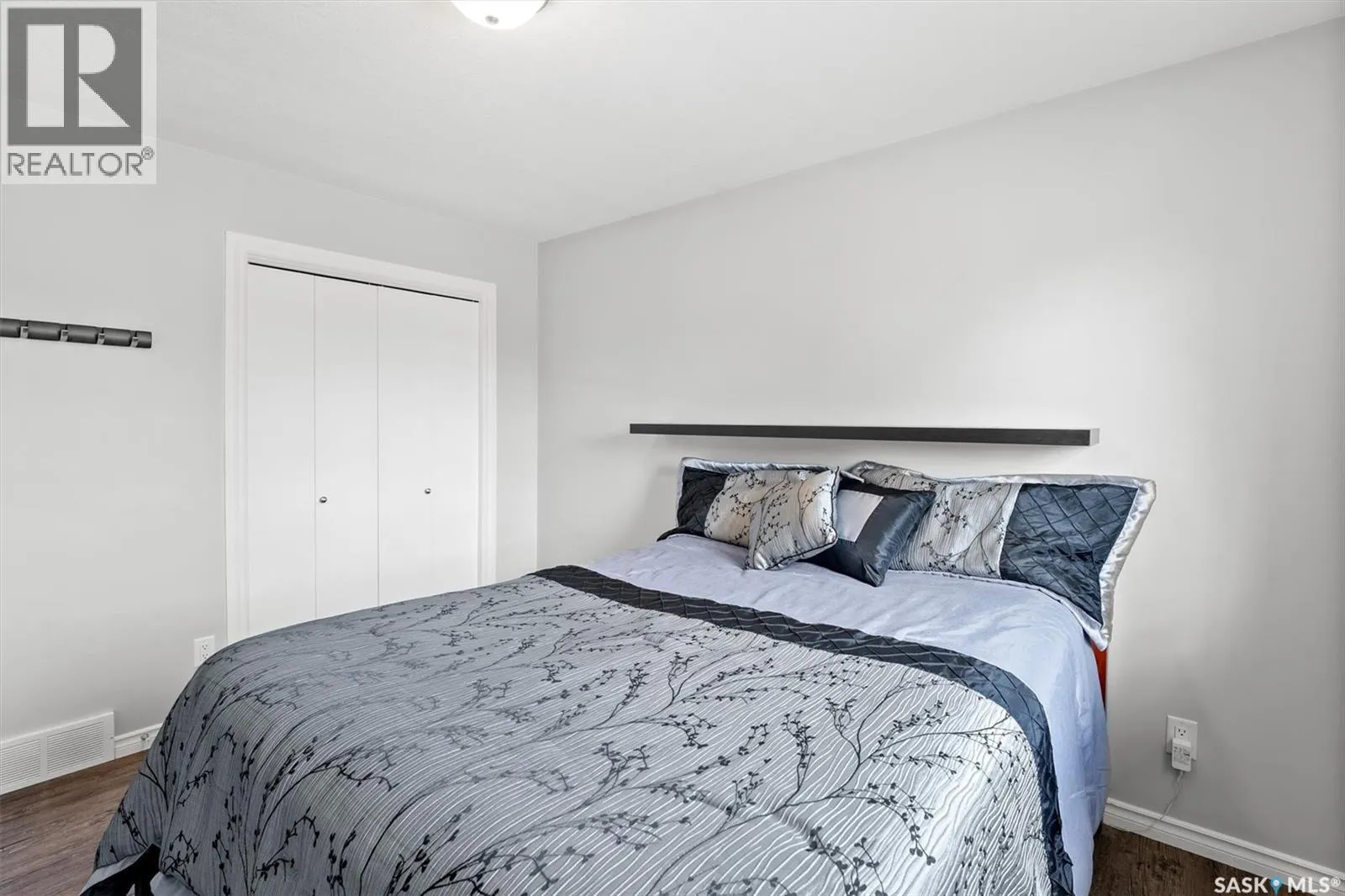 215 Carter CRESCENT