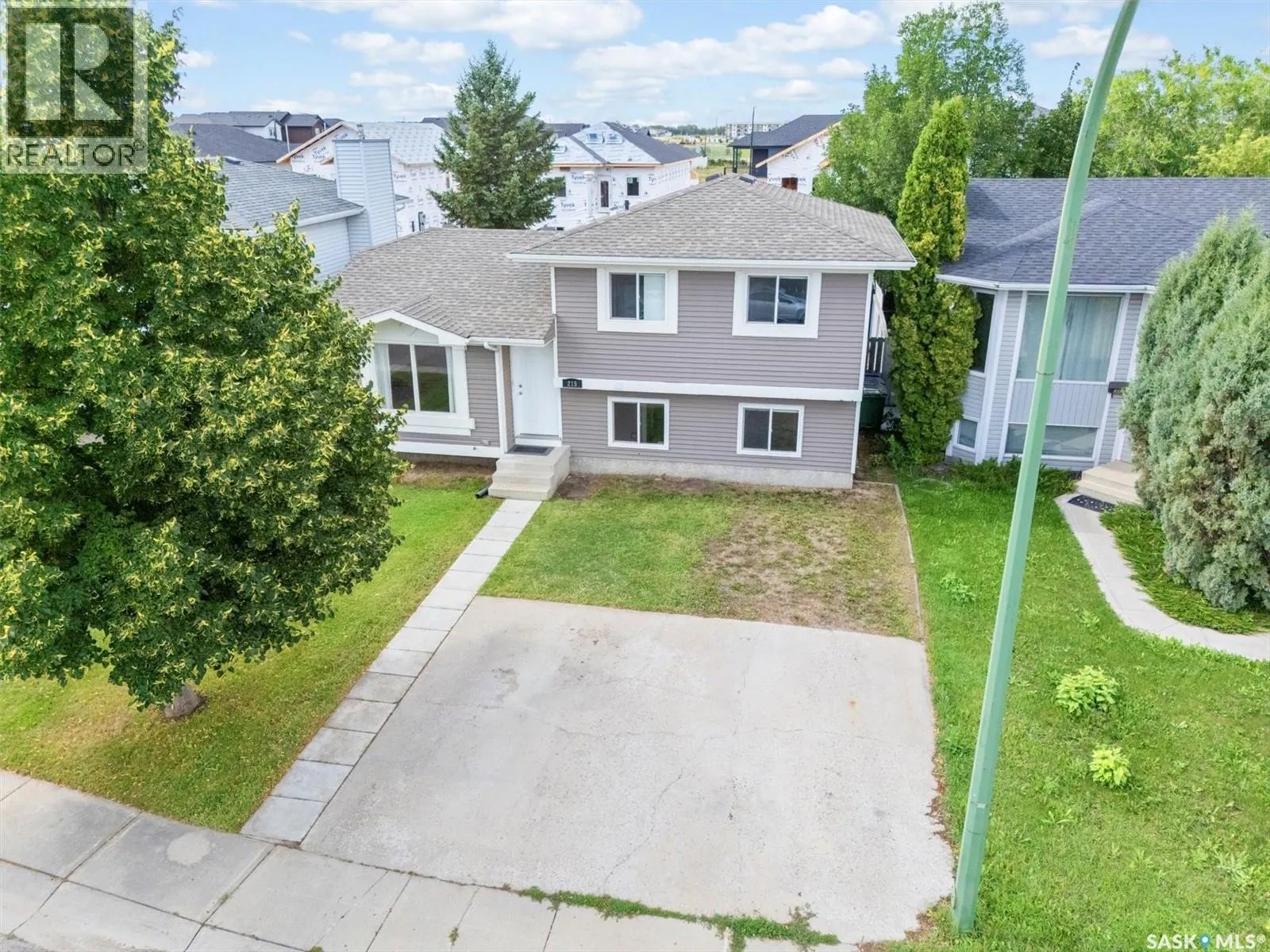 215 Carter CRESCENT
