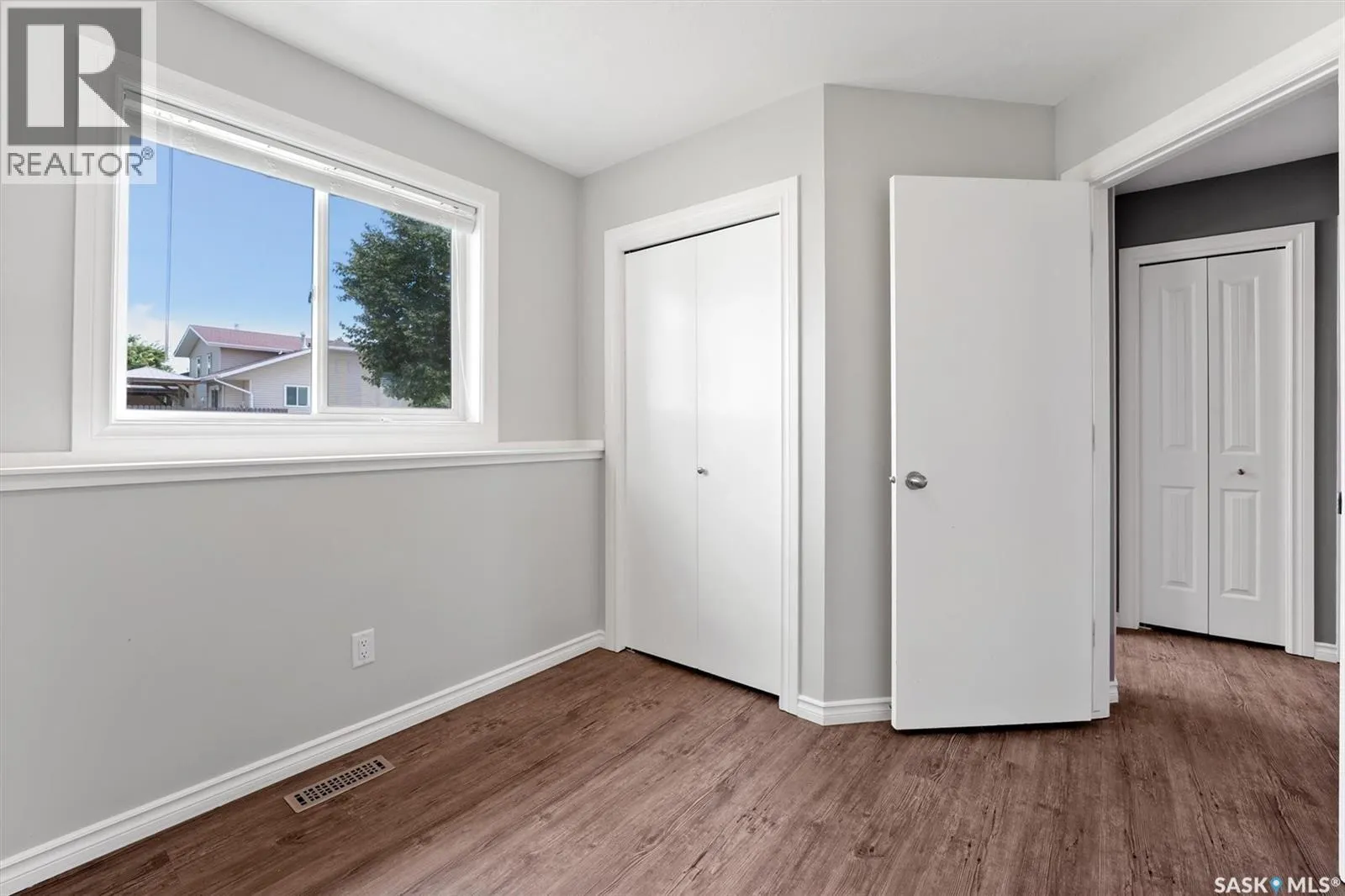 215 Carter CRESCENT