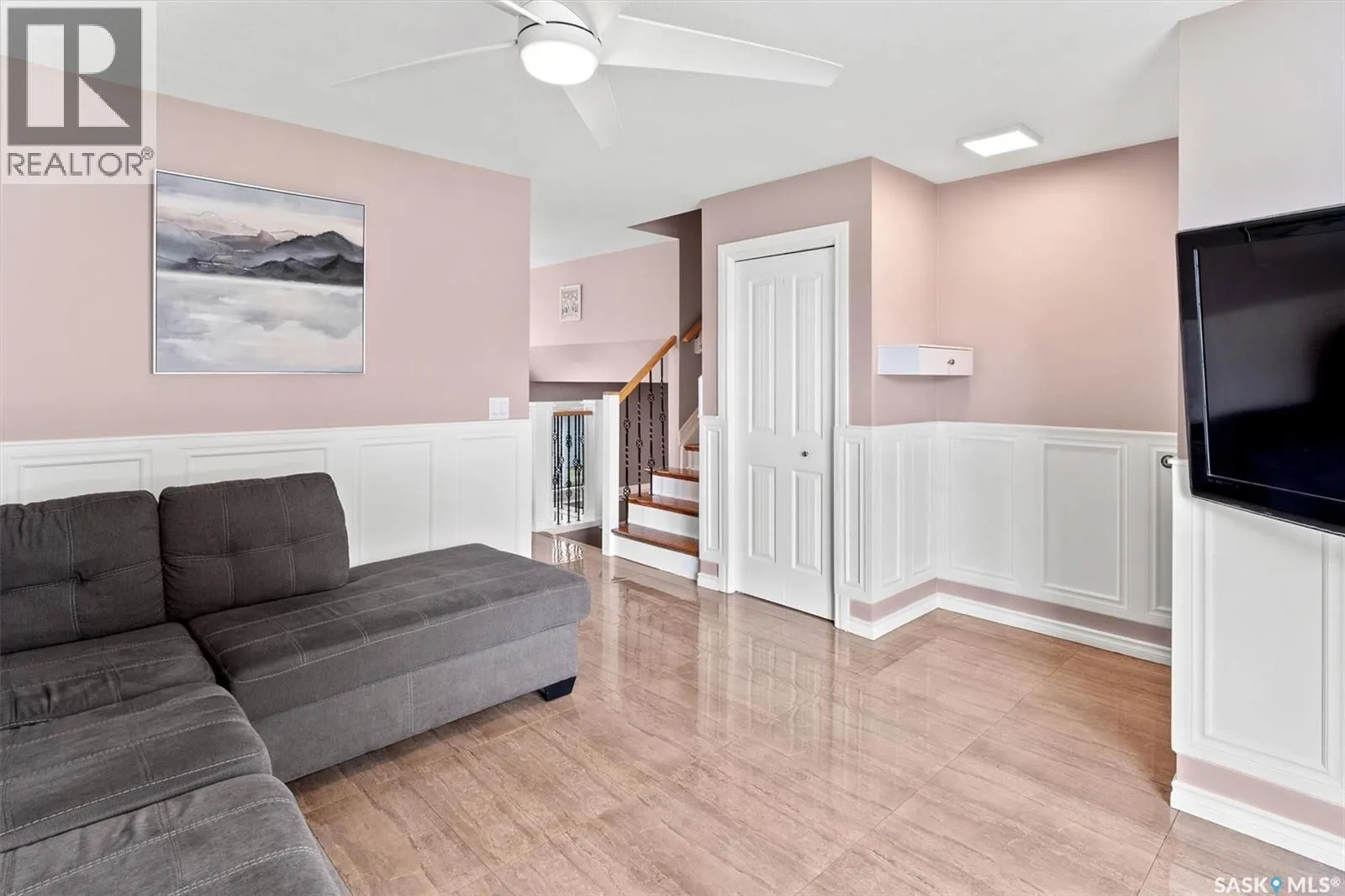 215 Carter CRESCENT