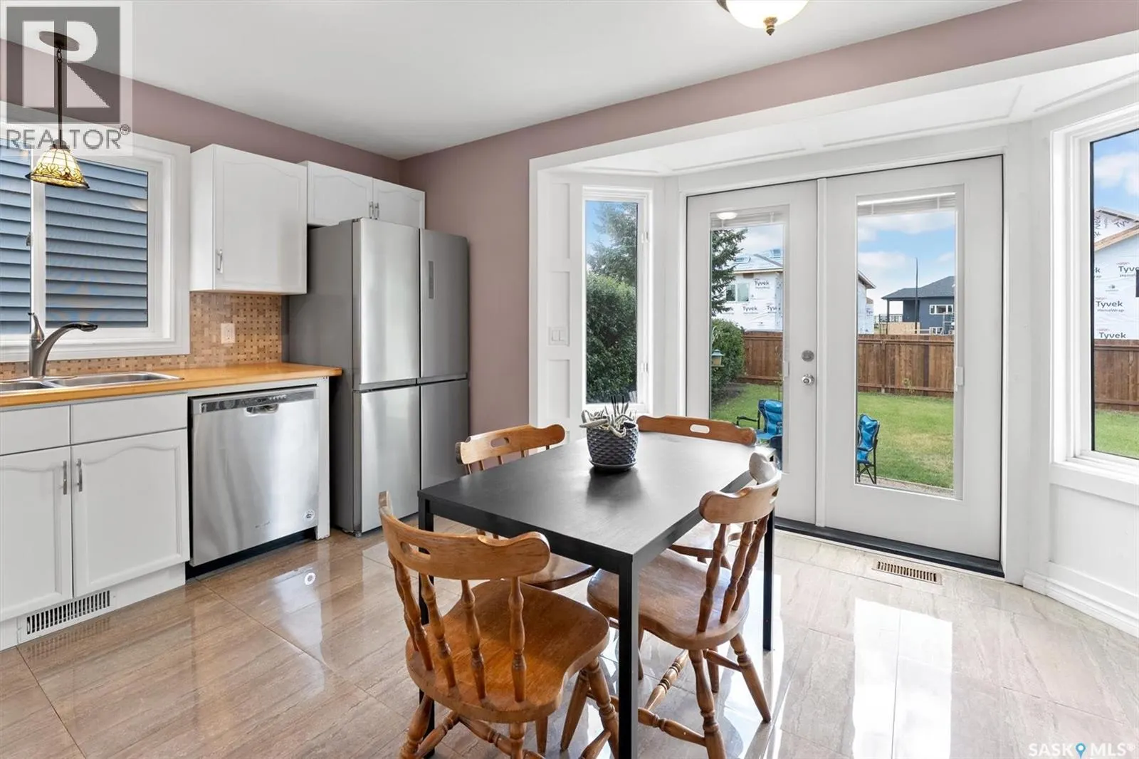 215 Carter CRESCENT