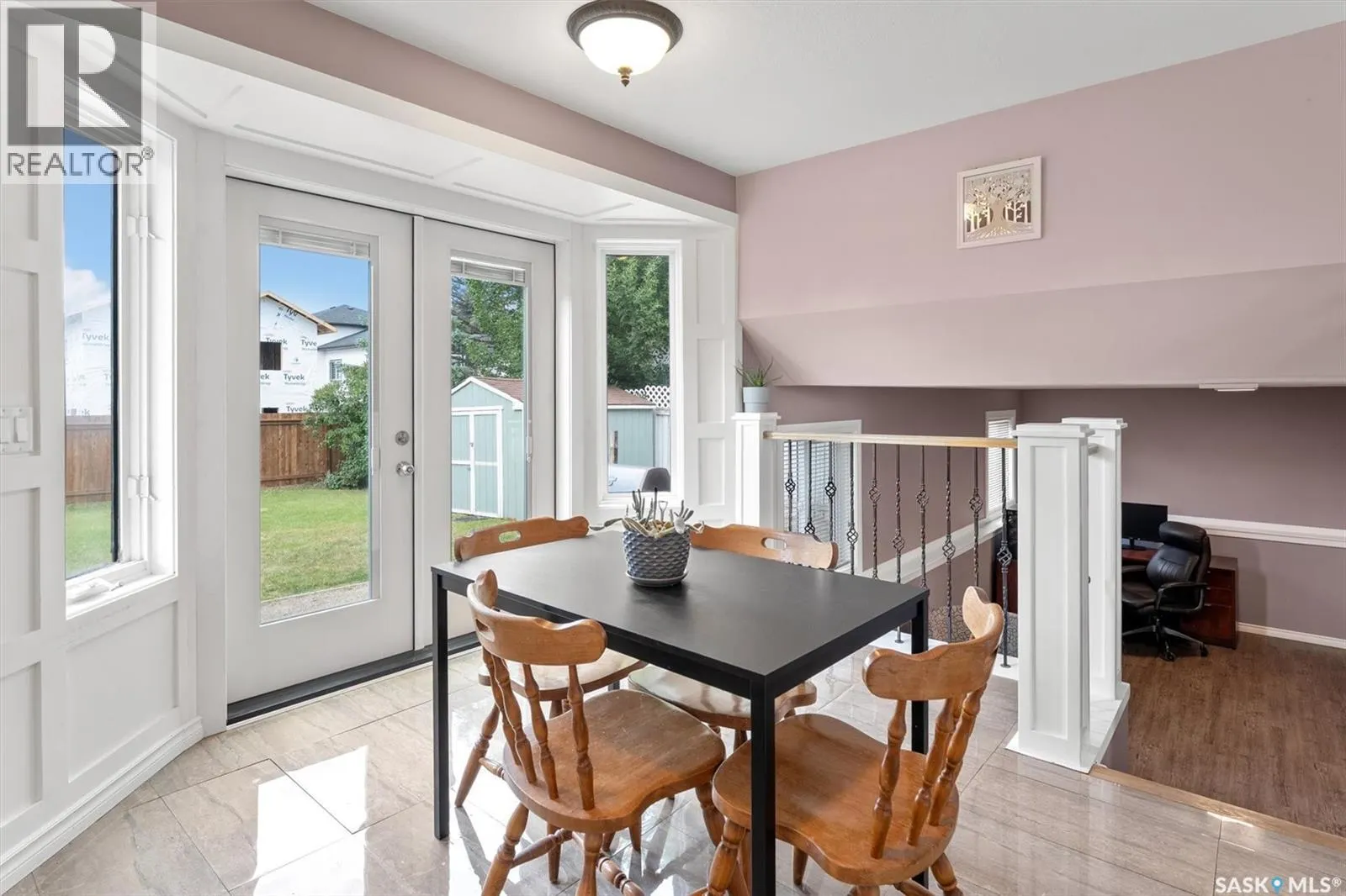 215 Carter CRESCENT