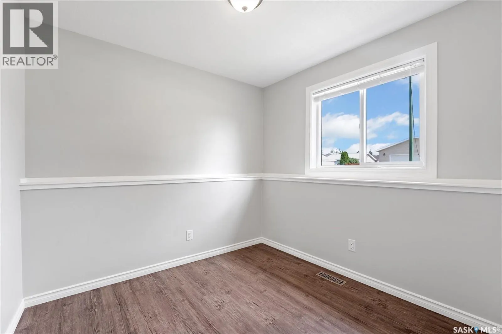 215 Carter CRESCENT