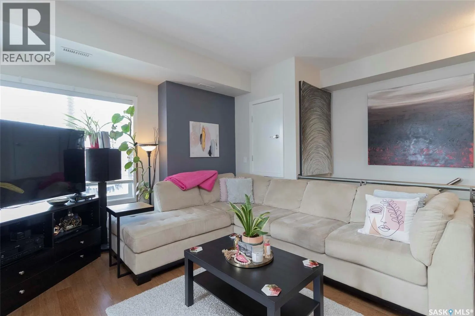 304 1015 Patrick CRESCENT