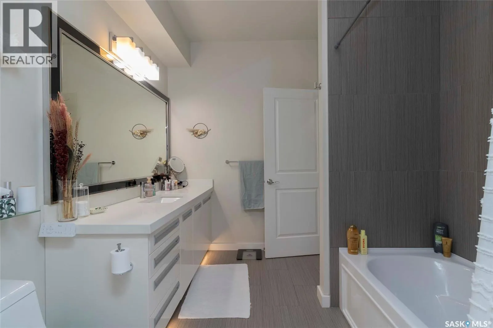 304 1015 Patrick CRESCENT