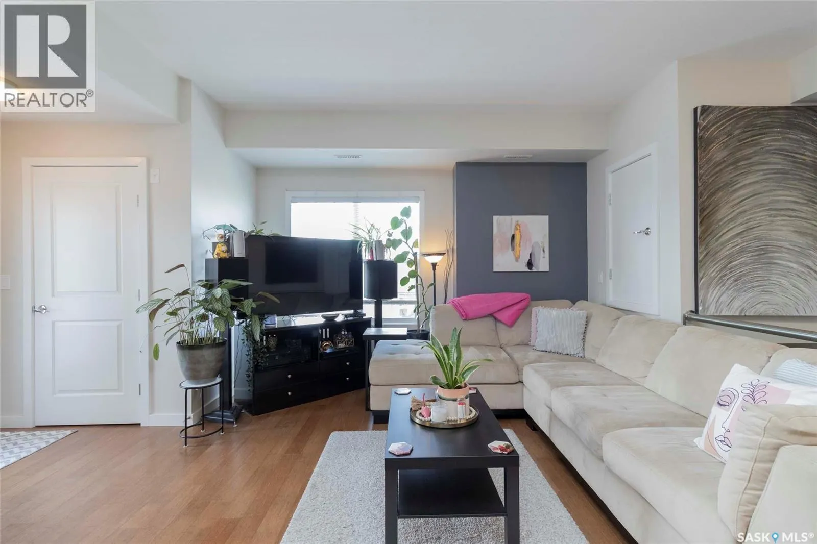 304 1015 Patrick CRESCENT