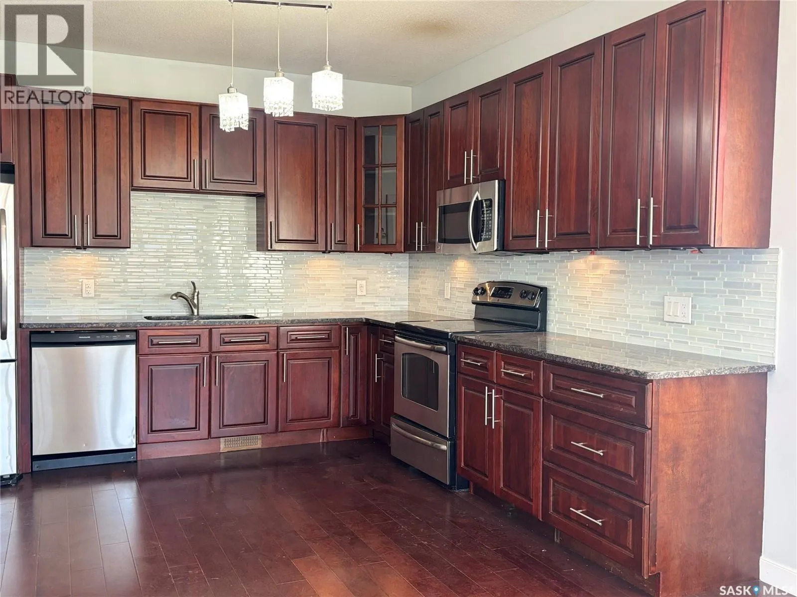 8 1703 Patrick CRESCENT