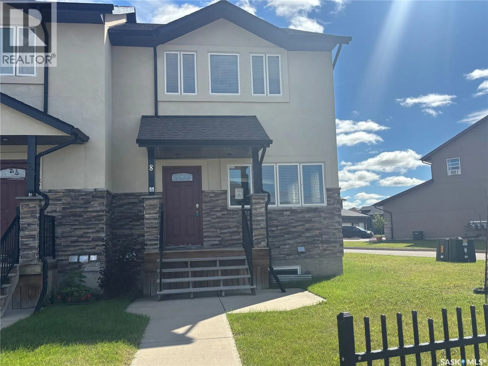 8 1703 Patrick CRESCENT