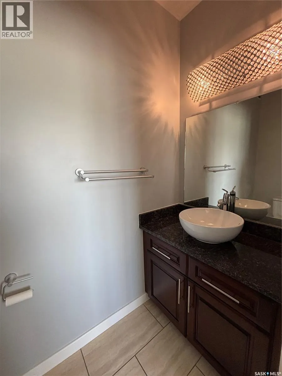 8 1703 Patrick CRESCENT