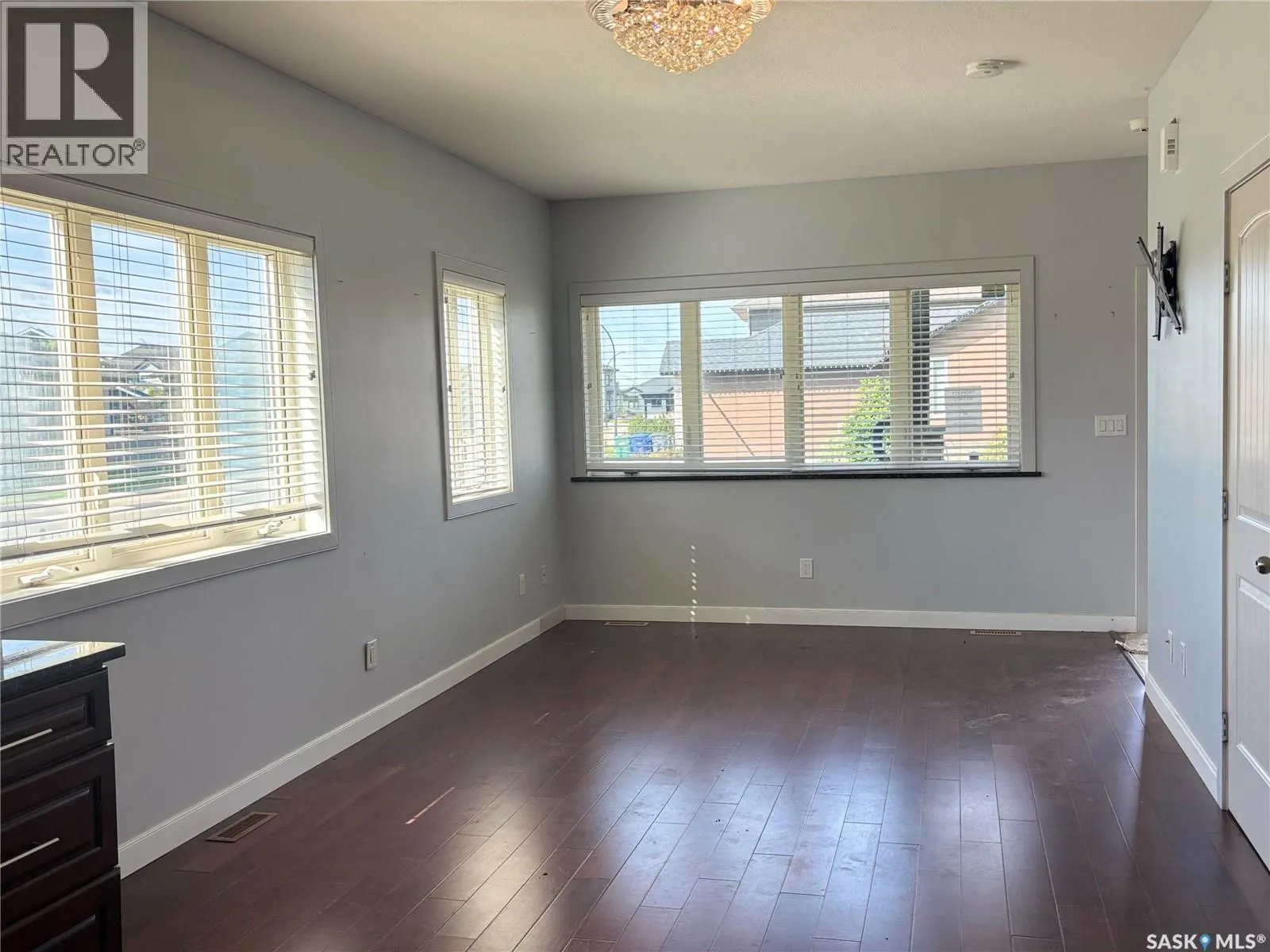 8 1703 Patrick CRESCENT