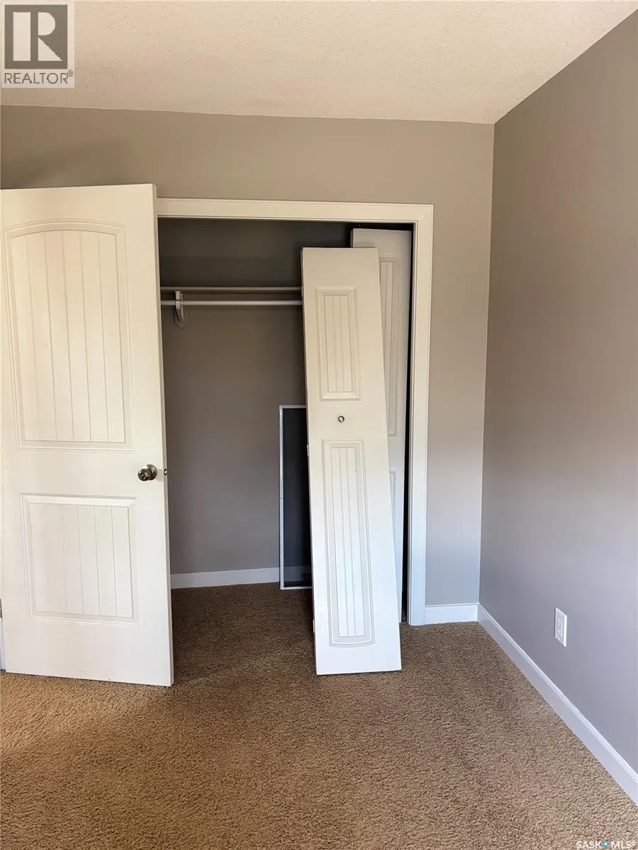 8 1703 Patrick CRESCENT