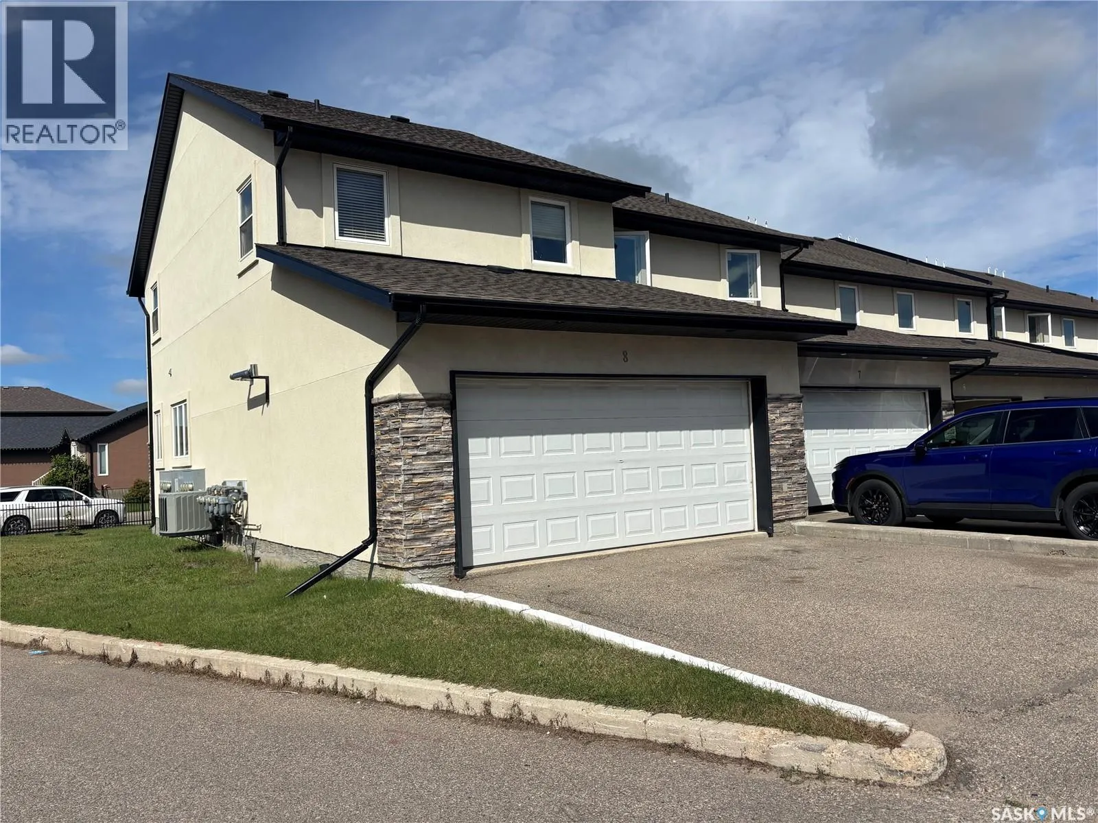 8 1703 Patrick CRESCENT