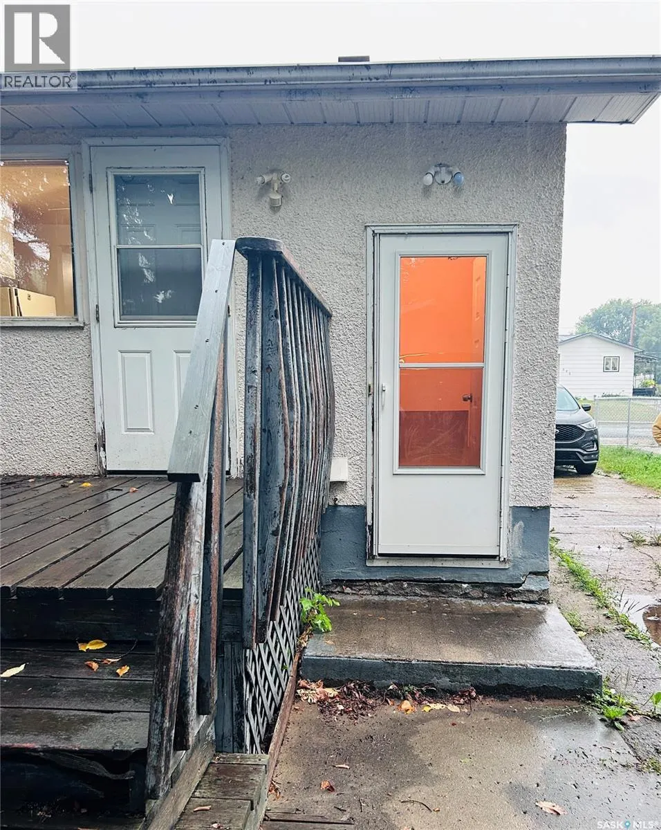 843 2 STREET E
