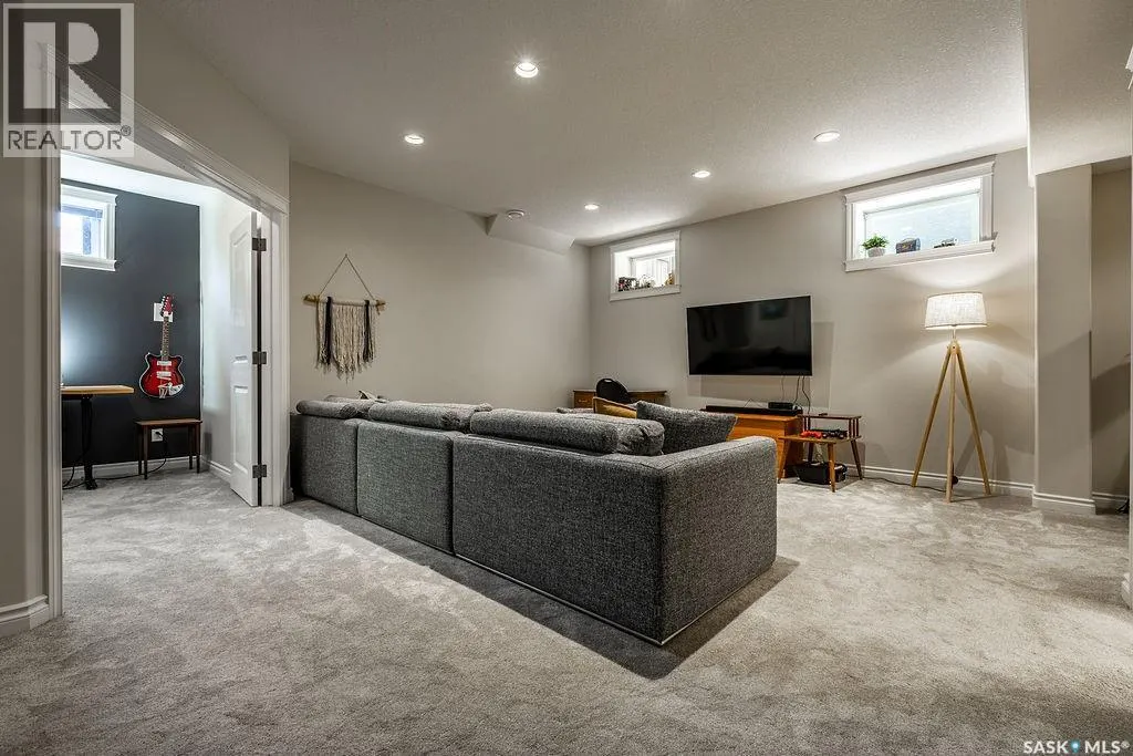 218 Fleming CRESCENT