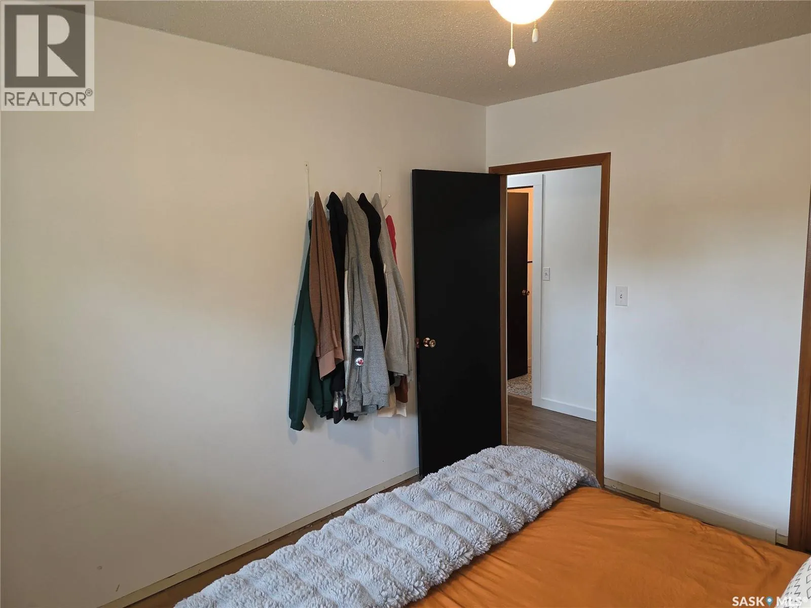 213 9th STREET E