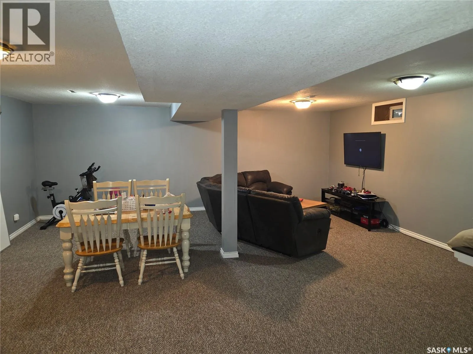 213 9th STREET E