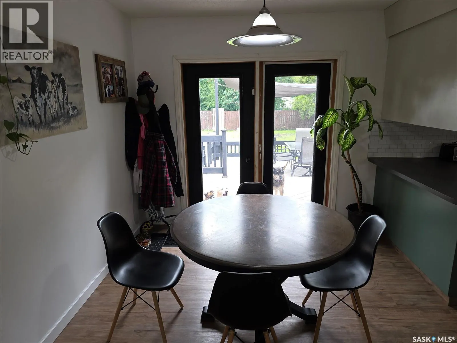 213 9th STREET E